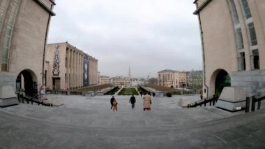 Brüksel 'de Mont Des Arts' ta yürüyen insanların zamanlaması