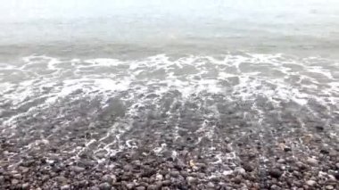Dalgalar Fecamp, Normandiya, Fransa 'nın çakıl taşı plajına çarpıyor