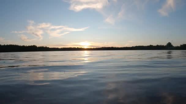 Beau coucher de soleil et ciel nuageux au-dessus d'une forêt — Video