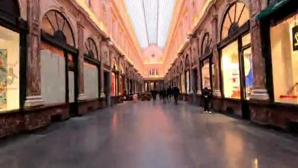 Февраль 2020 года, Брюссель, Бельгия, Гиперлапс пешеходов, совершающих покупки в Королевской галерее Сен-Фабрегаса рядом с Гран-Плас Брюссель, Бельгия — стоковое видео