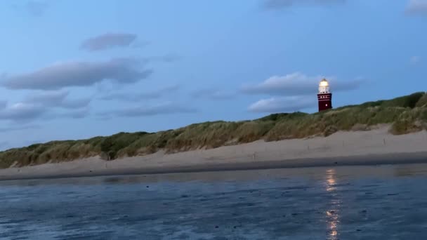 Yüksek deniz feneri silueti Gün batımı gökyüzü. — Stok video