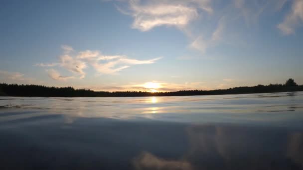 Belo pôr do sol e céu nublado sobre uma floresta — Vídeo de Stock