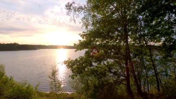 自然の森の湖の風景の上にカラフルで劇的な夕日 — ストック動画