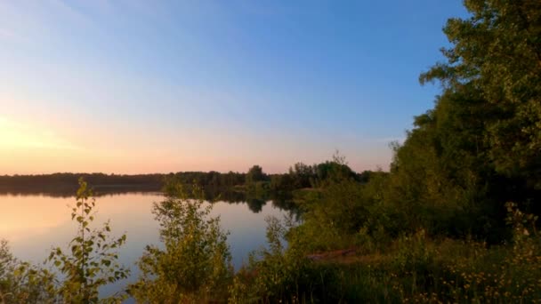 Coucher de soleil coloré et spectaculaire sur un paysage naturel de lac de forêt — Video