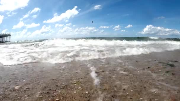 Вид на пляж морський пісок і небо в літній день . — стокове відео