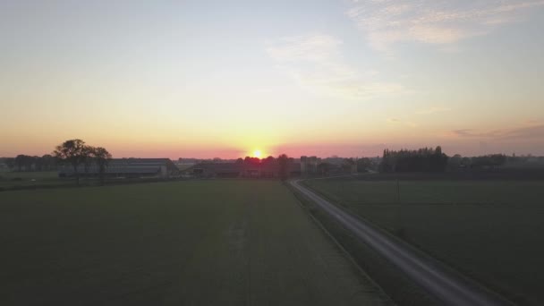 Повітряний кінематограф, Дрон, що літає над сільськогосподарським полем під час заходу сонця. — стокове відео