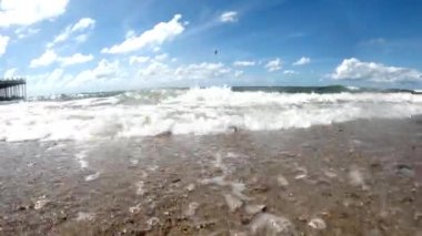 Yazın kumsal deniz ve gökyüzü manzarası.