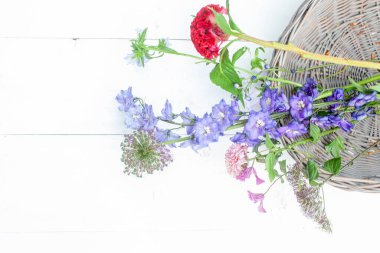 Kuru çiçek buketi ve potpuri Beyaz bir masada ahşap bir tabakta