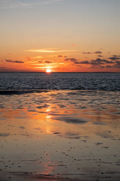 Вигляд сонця, що світить на морі і відбивається на пляжі, на хмарах, які сяють сонцем. Ландшафт — стокове фото