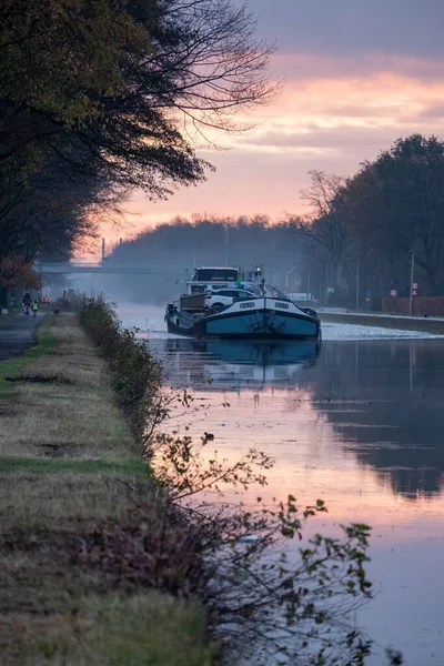 Lastfartyg på en flod under en dimmig soluppgång morgon — Stockfoto