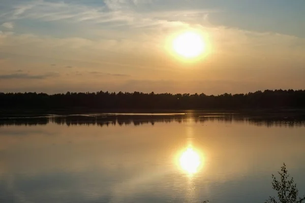 森の湖の上に劇的な夕日 — ストック写真