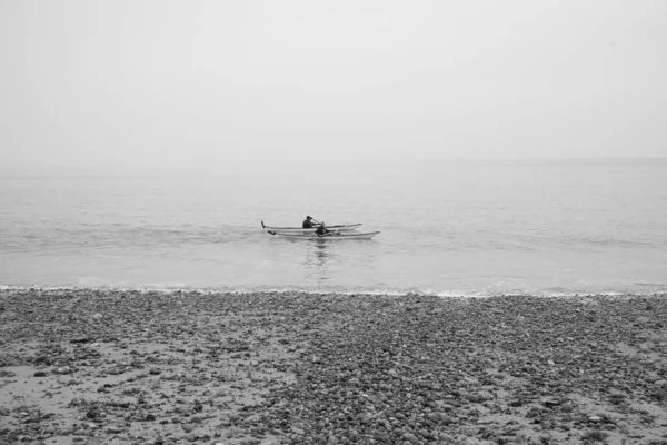 Двоє людей Кейкінг у морі — стокове фото