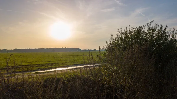 Kolorowe wschody słońca lub zachody słońca niebo nad farmą strzał z wysoka — Zdjęcie stockowe