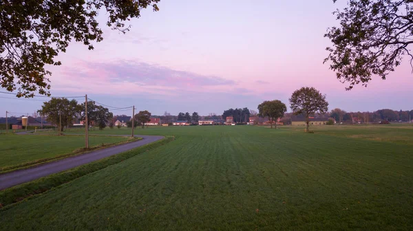 Colorido amanecer o atardecer sobre un campo de cultivo disparado desde lo alto — Foto de Stock