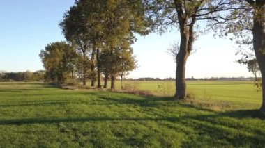 Güzel bir kırsal alan üzerinde uçan bir uçak.