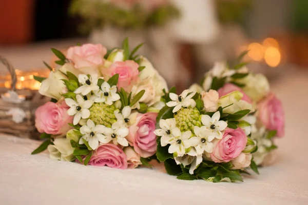 Букет розовых и белых цветов на столе, пространство для копирования. Открытки на день матери, день святого Валентина, свадьбу, день рождения — стоковое фото