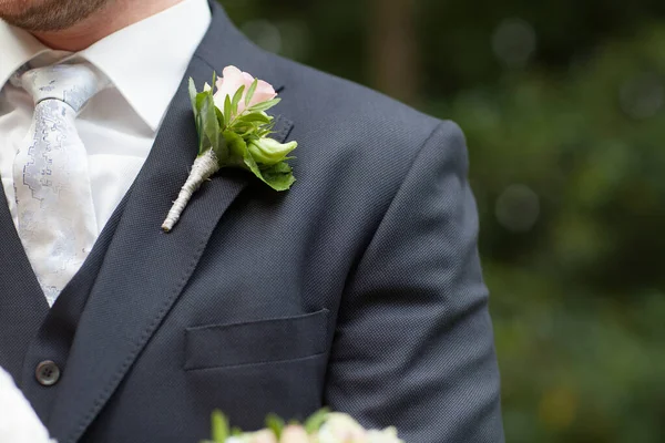 Élégant marié en costume gris et chemise blanche avec nœud papillon et boutonnière de rose blanche. Gros plan. — Photo