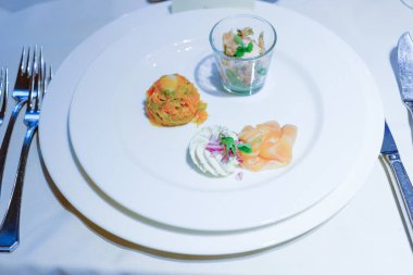 Mutfak servisi. Balık fileto ve ızgara brokoli ile birlikte beyaz tabakta baharatlı sos. Restoran yemekleri, lezzetli yemekler, ana yemek.