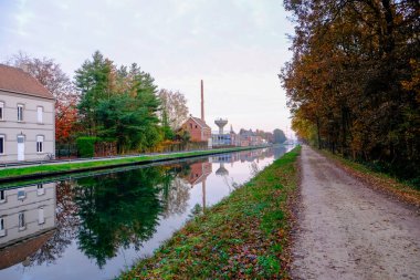  Sonbaharda manzara. Nehir ve akan suyla sonbahar yaprağı rengi