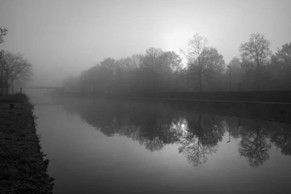Ponura rzeka we mgle — Zdjęcie stockowe