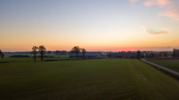 Барвисте східне або західне небо над сільськогосподарським полем, зняте з висоти — стокове фото