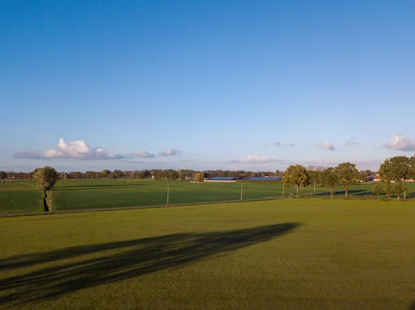 Lever ou coucher de soleil coloré ciel sur un champ agricole tourné de haut en haut — Photo