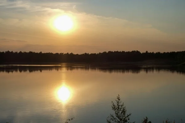 Dramatický západ slunce nad lesním jezerem — Stock fotografie