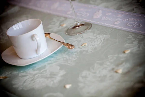 Conforto de inverno, café em uma xícara branca e doces em um fundo leve — Fotografia de Stock