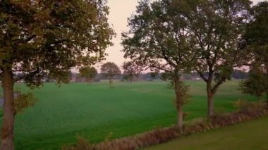 Güzel bir kırsal kesimde gün doğumu ya da gün batımı üzerinde uçan bir uçak. manzara