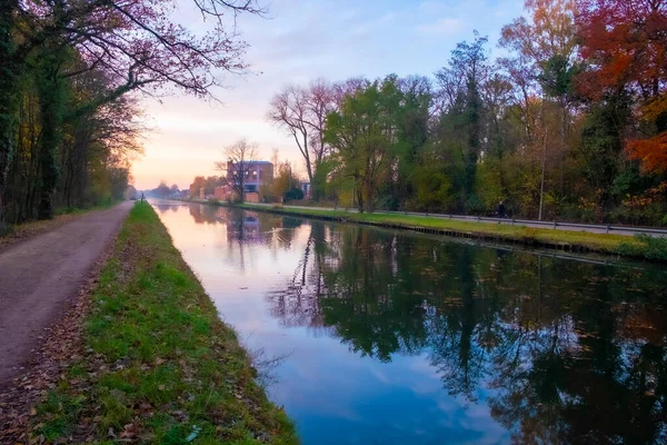 Paysage en automne. Couleur des feuilles d'automne avec ruisseau et eau courante — Photo