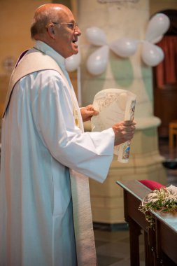 Düğün töreninde ya da nikah töreninde rahip.