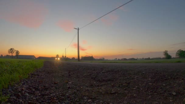 Kvällsväg med en svart van och släpvagn kör förbi på solnedgången bakgrund — Stockvideo