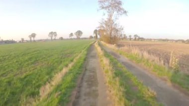 POV tarlalar arasındaki kaba, kırsal ve kapalı yolda ilerliyor