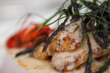 Restoranda biber sosu ve yosunla servis edilen ızgarada pişmiş yayın balığı bifteği.