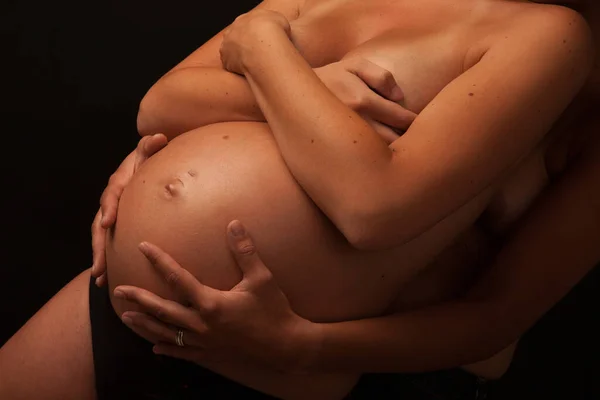 Mãos e barriga - Mulher grávida barriga segurando as mãos de mãe, pai e filho — Fotografia de Stock