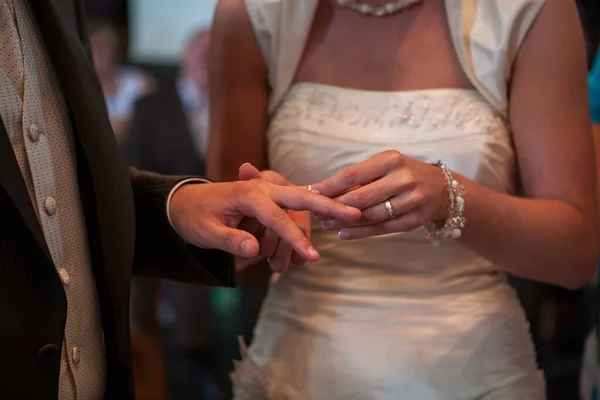En oigenkännlig brud och brudgum utbyte av bröllopsringar i kyrkan under den kristna bröllopsceremonin — Stockfoto