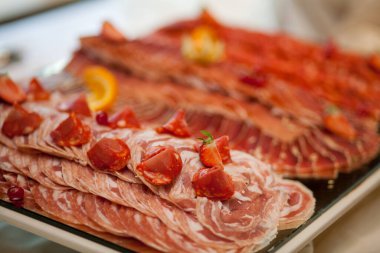 Chorizo sosis ve salam, ince kesim. Baharatlı, biberli, biberli İspanyol salamı. Baharatlı yemek. Acı biber.