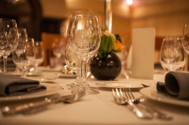 Restoranda akşam yemeği, doğum günü partisi. 