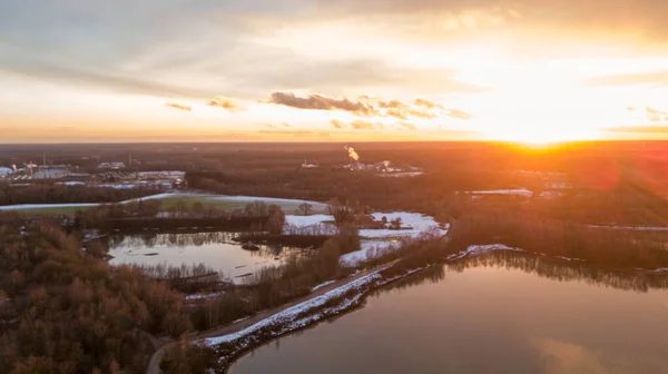 Vista aérea de um sol de ajuste bonito e dramático com uma vista, e reflexão do por do sol em um lago, tiro do drone da paisagem — Fotografia de Stock