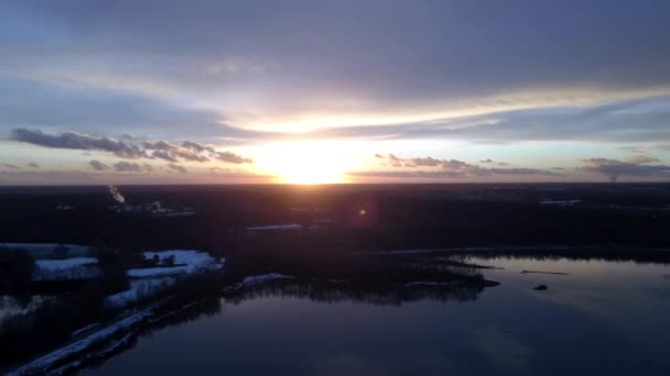 Vacker skog sjö Solnedgång antenn med vibrerande höstsäsong Färger, upprättande panorering skott — Stockvideo