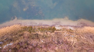 Kış ormanlarının ve göl manzarası yukarıdan insansız hava aracıyla çekildi.
