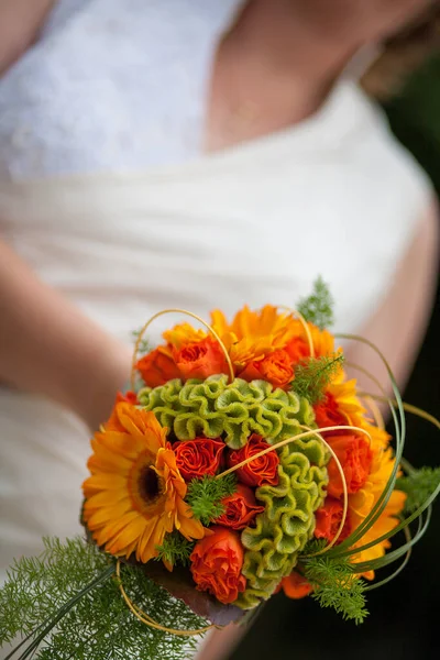 Wedding bouquet in brides hands — Stock Photo, Image