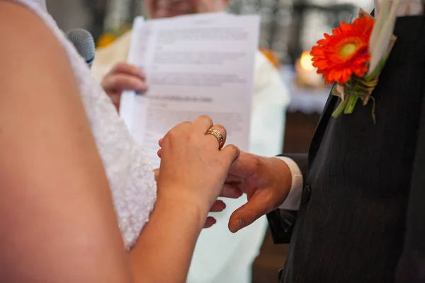The bride and groom exchange rings — Stock Photo, Image