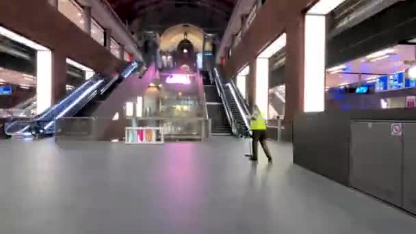 Fevereiro 2020, Antuérpia, Bélgica Hyperlapse vídeo of travelling through the Antwerp Central Railway station — Vídeo de Stock