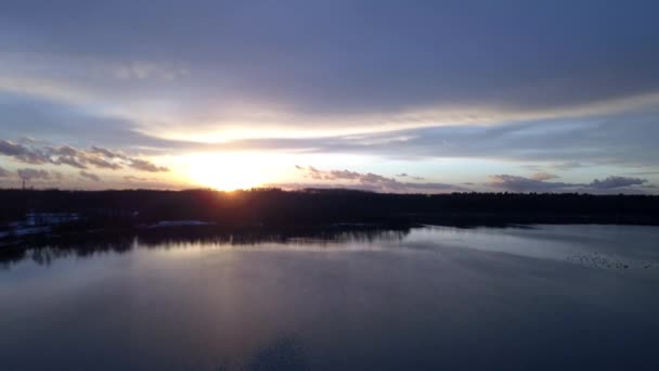 Beau lac forestier Coucher De Soleil Aérien Avec Vibrant Automne Saison Couleurs, établissant panoramique — Video