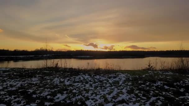 Surplombant un grand lac au coucher du soleil — Video