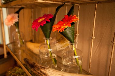 Masada güzel Gerbera çiçekleri olan vazo.