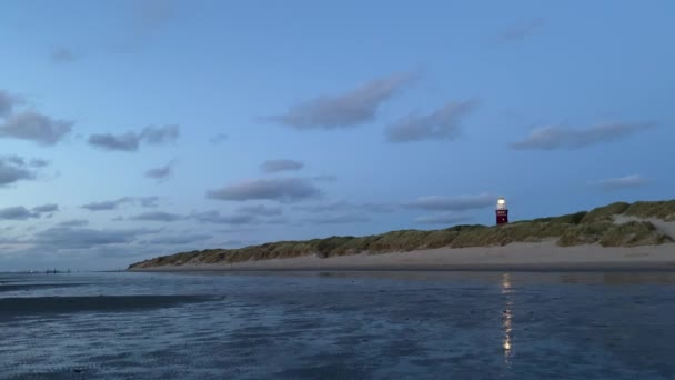 Hoge vuurtoren silhouet tegen zonsondergang hemel. — Stockvideo