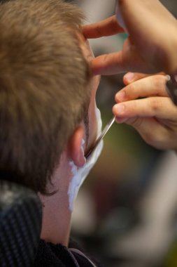 Yüksek deniz feneri silueti Gün batımı gökyüzü.