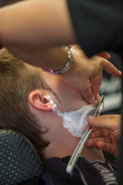 Yüksek deniz feneri silueti Gün batımı gökyüzü.